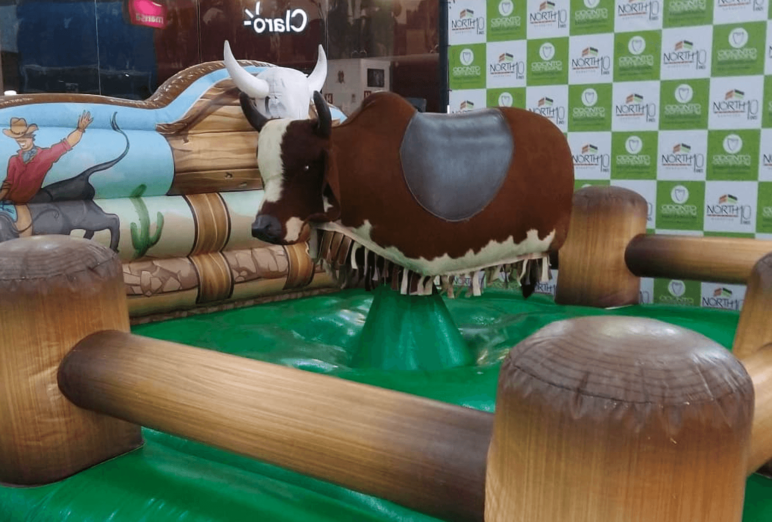 Touro mecânico da Virô Festa montado com colchão inflável de proteção