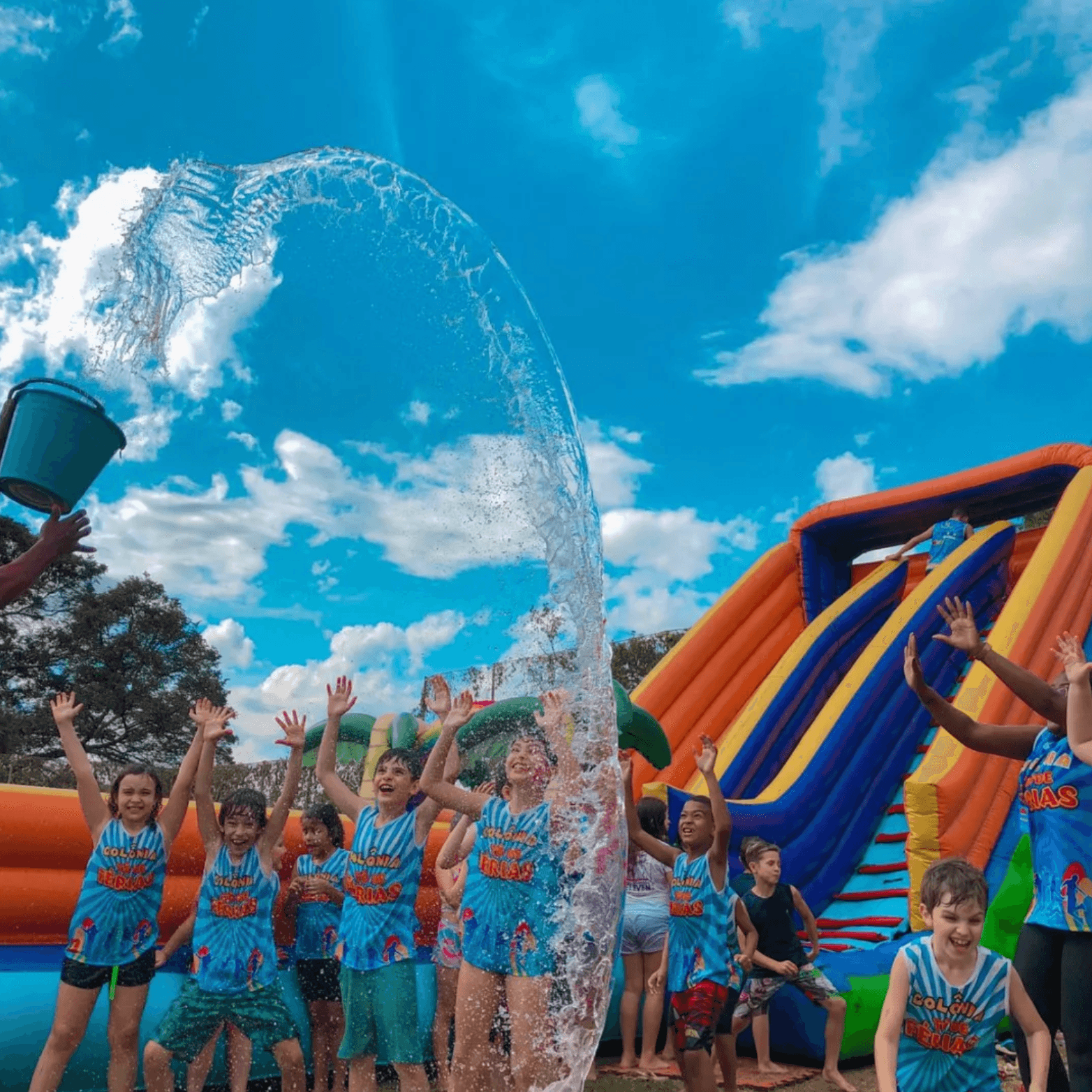 Criançada se divertindo na festa de água da Virô Festa